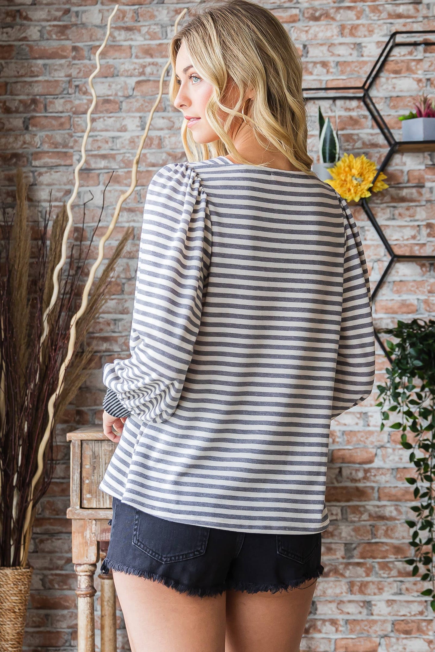 Boat neck with inserted neck detail knit top Grey / Contemporary