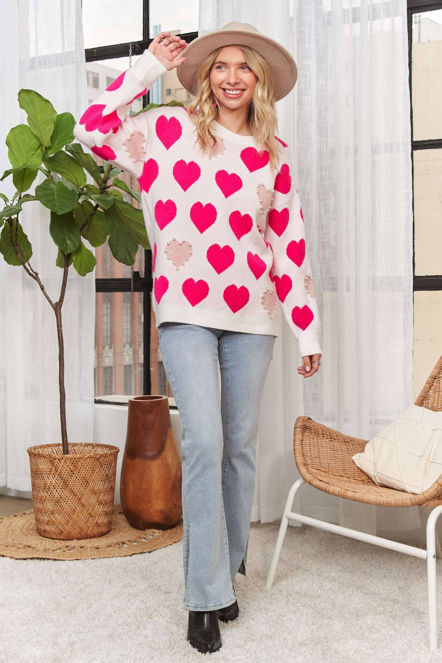 HEART PATTERN SWEATER TOP PEARL ACCENT: OFF WHITE/PINK / S-M-L
