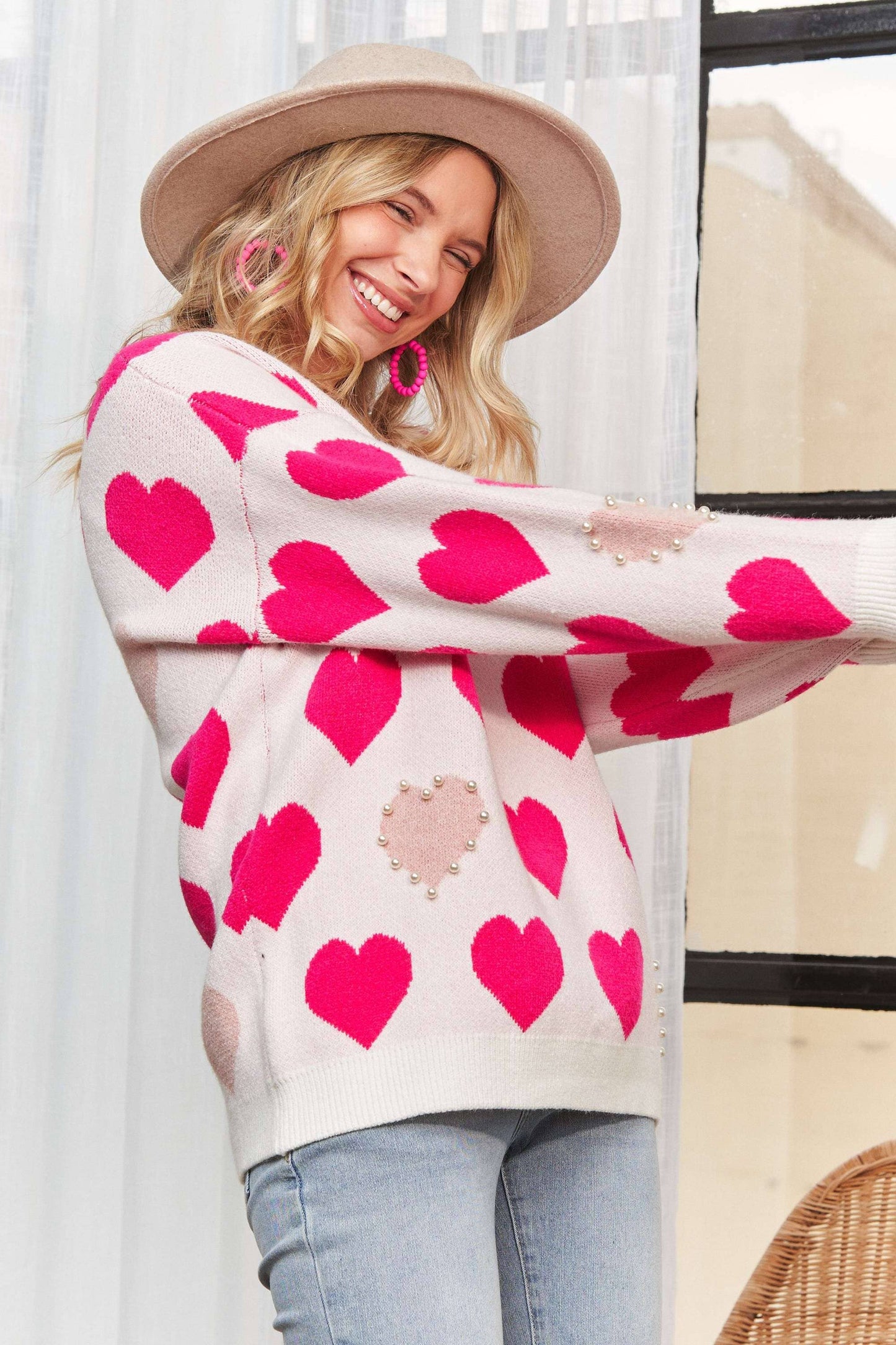HEART PATTERN SWEATER TOP PEARL ACCENT: OFF WHITE/PINK / S-M-L